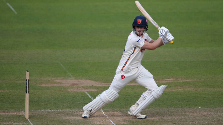 Jamie Porter's Maiden Fifty Sparks Essex Fightback Against Leicestershire 2 401114.6