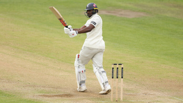 Tawanda Muyeye Century Leads Kent to Thrilling Win Over Gloucestershire