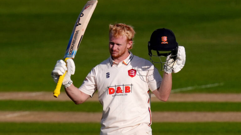 Jordan Cox celebrates Test call-up with unbeaten 184 for Essex 2 398814.6